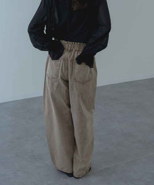 refinedworks（リファインドワークス）の「【refinedworks】硫化染した 脚長カーブ デニムパンツ！（デニムパンツ・レディース・ベージュ/ブラウン/ブルー・FREE）」の2枚目の写真