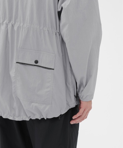 MARGARET HOWELL（マーガレットハウエル）の「RECYCLED NYLON LIGHTWEIGHT POP（ナイロンジャケット・メンズ・グレー/ブラック・LARGE/MEDIUM/X-LARGE）」の10枚目の写真
