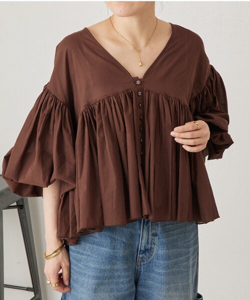 BEARDSLEY(ビアズリー)の「たっぷりギャザーVネックブラウス(シャツ/ブラウス・レディース・ダークグレー/ブラウン/ホワイト・FREE)」の3枚目の写真