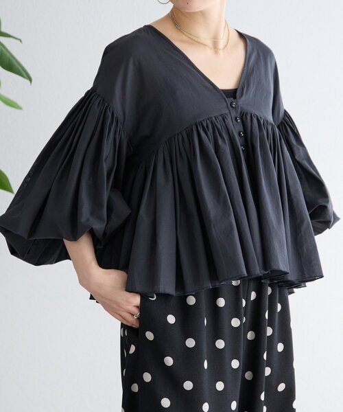 BEARDSLEY(ビアズリー)の「たっぷりギャザーVネックブラウス(シャツ/ブラウス・レディース・ダークグレー/ブラウン/ホワイト・FREE)」の2枚目の写真