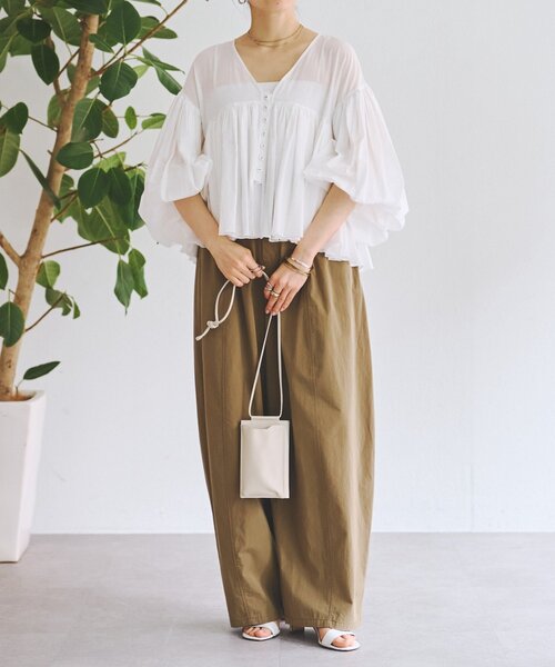 BEARDSLEY(ビアズリー)の「たっぷりギャザーVネックブラウス(シャツ/ブラウス・レディース・ダークグレー/ブラウン/ホワイト・FREE)」の9枚目の写真