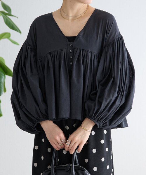 BEARDSLEY(ビアズリー)の「たっぷりギャザーVネックブラウス(シャツ/ブラウス・レディース・ダークグレー/ブラウン/ホワイト・FREE)」の22枚目の写真