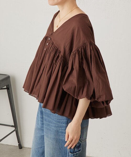 BEARDSLEY(ビアズリー)の「たっぷりギャザーVネックブラウス(シャツ/ブラウス・レディース・ダークグレー/ブラウン/ホワイト・FREE)」の4枚目の写真