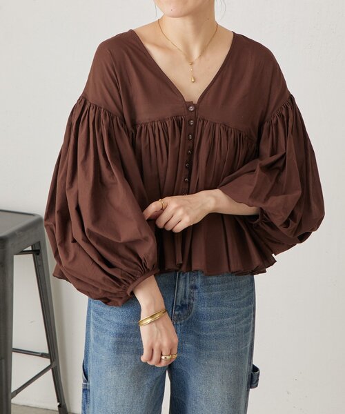 BEARDSLEY(ビアズリー)の「たっぷりギャザーVネックブラウス(シャツ/ブラウス・レディース・ダークグレー/ブラウン/ホワイト・FREE)」の6枚目の写真