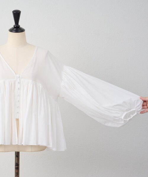BEARDSLEY(ビアズリー)の「たっぷりギャザーVネックブラウス(シャツ/ブラウス・レディース・ダークグレー/ブラウン/ホワイト・FREE)」の15枚目の写真
