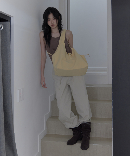 HAVEAWHALE(ハブアホエール)の「piggy buckle bag (YE)(ショルダーバッグ・レディース・その他・FREE)」の2枚目の写真