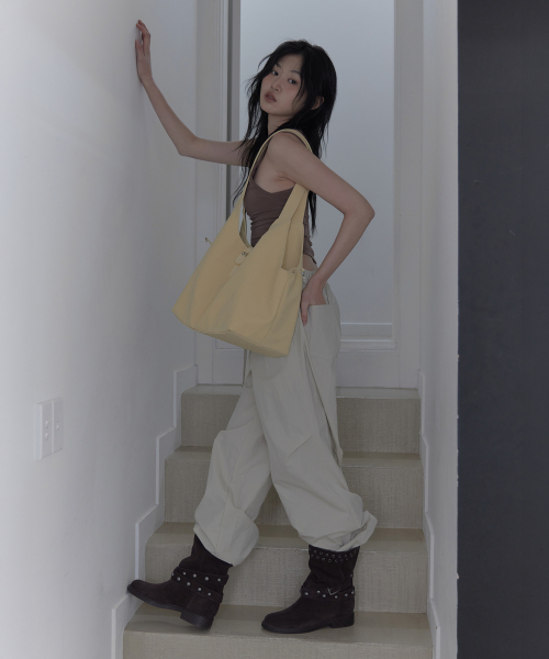 HAVEAWHALE(ハブアホエール)の「piggy buckle bag (YE)(ショルダーバッグ・レディース・その他・FREE)」の4枚目の写真