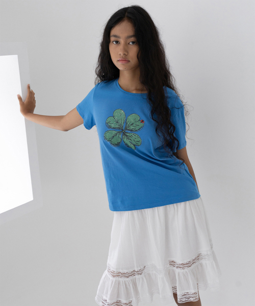 YAHNSISI(ヤーンシシ)の「クローバー90sTシャツ - ブルー(Tシャツ/カットソー・レディース・その他・FREE)」の3枚目の写真