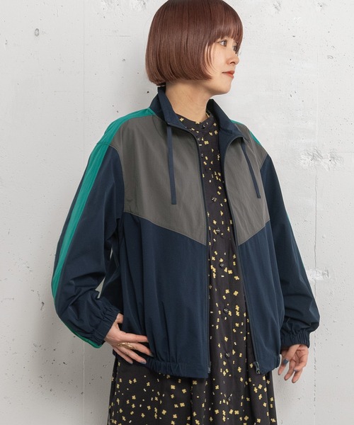 POU DOU DOU（プードゥドゥ）の「スタンドネック配色切り替えブルゾン（ブルゾン・レディース・ネイビー/ベージュ/カーキ・3）」の3枚目の写真