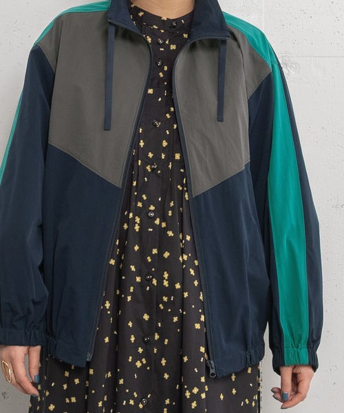 POU DOU DOU（プードゥドゥ）の「スタンドネック配色切り替えブルゾン（ブルゾン・レディース・ネイビー/ベージュ/カーキ・3）」の18枚目の写真