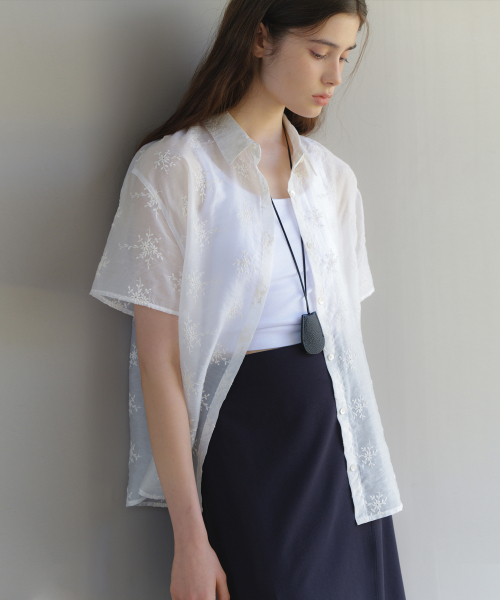 URAGO(ユラーゴ)の「Flower sheer half shirt(シャツ/ブラウス・レディース・アイボリー・FREE)」の3枚目の写真