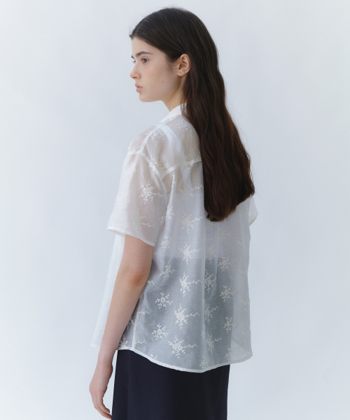 URAGO(ユラーゴ)の「Flower sheer half shirt(シャツ/ブラウス・レディース・アイボリー・FREE)」の5枚目の写真