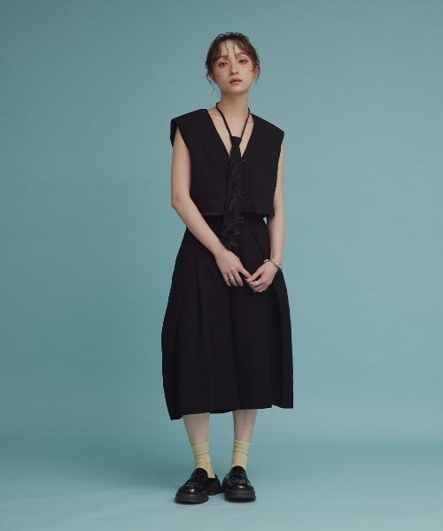 W:Huku(フーク)の「【W:Huku / ドライタッチツイル】ノーカラー ショート ベスト / Dry-Touch Twill No-Collar Short Vest(ベスト・レディース・ブラック/ベージュ・FREE)」の1枚目の写真