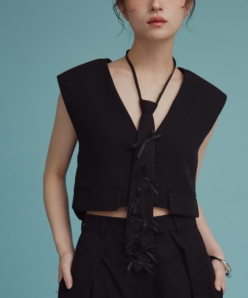 W:Huku(フーク)の「【W:Huku / ドライタッチツイル】ノーカラー ショート ベスト / Dry-Touch Twill No-Collar Short Vest(ベスト・レディース・ブラック/ベージュ・FREE)」の3枚目の写真