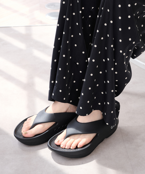 U by SPICK&SPAN(ユーバイスピックアンドスパン)の「OOFOS/ウーフォスO Original+(サンダル・レディース・ブラック/ホワイト・23cm/24cm/25cm)」の2枚目の写真