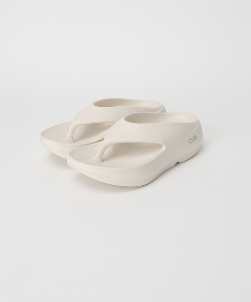 U by SPICK&SPAN(ユーバイスピックアンドスパン)の「OOFOS/ウーフォスO Original+(サンダル・レディース・ブラック/ホワイト・23cm/24cm/25cm)」の4枚目の写真