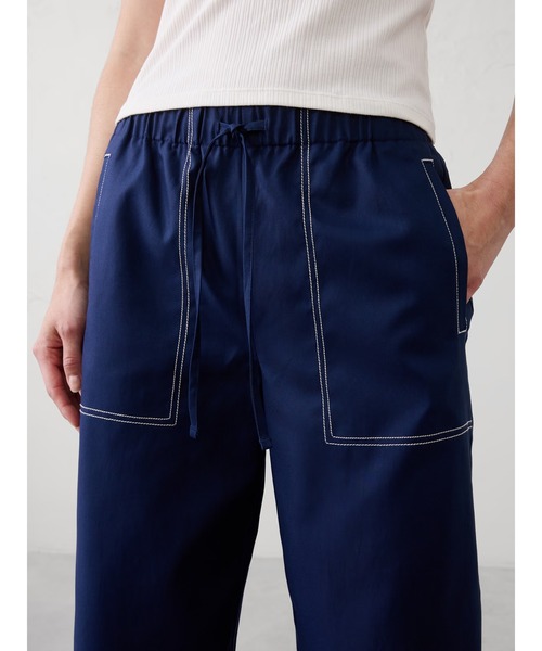 BANANA REPUBLIC FACTORY STORE(バナナリパブリック ファクトリーストア)の「BANANA REPUBLIC FACTORY STORE ワイドレッグ ミッドライズ ツイル プルオン ユーティリティパンツ(その他パンツ・レディース・ベージュ/ネイビー・L/M/S/XS)」の4枚目の写真