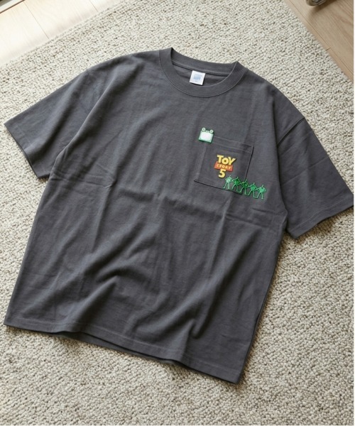 Disney(ディズニー)の「【DISNEY/ディズニー】TOYSTORY/トイ・ストーリー5 リトル・グリーン・メン 半袖ポケット付きTシャツ / 2026年Movie Tee(ユニセックス)(Tシャツ/カットソー・メンズ・スミクロ/アイボリー・LL/L/M)」の2枚目の写真