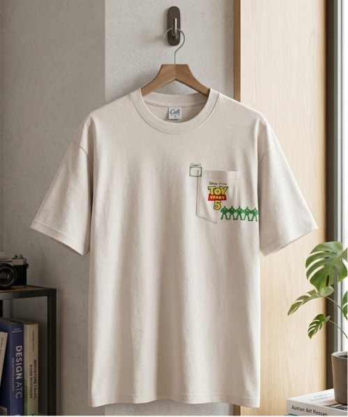 Disney(ディズニー)の「【DISNEY/ディズニー】TOYSTORY/トイ・ストーリー5 リトル・グリーン・メン 半袖ポケット付きTシャツ / 2026年Movie Tee(ユニセックス)(Tシャツ/カットソー・メンズ・スミクロ/アイボリー・LL/L/M)」の1枚目の写真