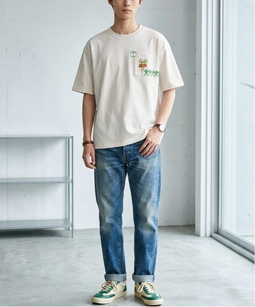 Disney(ディズニー)の「【DISNEY/ディズニー】TOYSTORY/トイ・ストーリー5 リトル・グリーン・メン 半袖ポケット付きTシャツ / 2026年Movie Tee(ユニセックス)(Tシャツ/カットソー・メンズ・スミクロ/アイボリー・LL/L/M)」の4枚目の写真