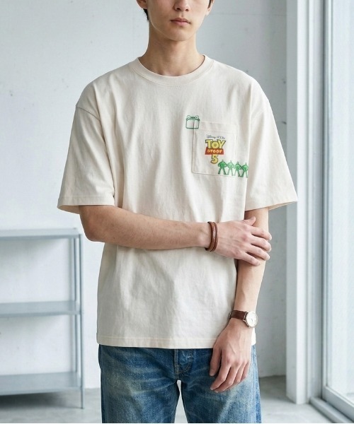 Disney(ディズニー)の「【DISNEY/ディズニー】TOYSTORY/トイ・ストーリー5 リトル・グリーン・メン 半袖ポケット付きTシャツ / 2026年Movie Tee(ユニセックス)(Tシャツ/カットソー・メンズ・スミクロ/アイボリー・LL/L/M)」の6枚目の写真