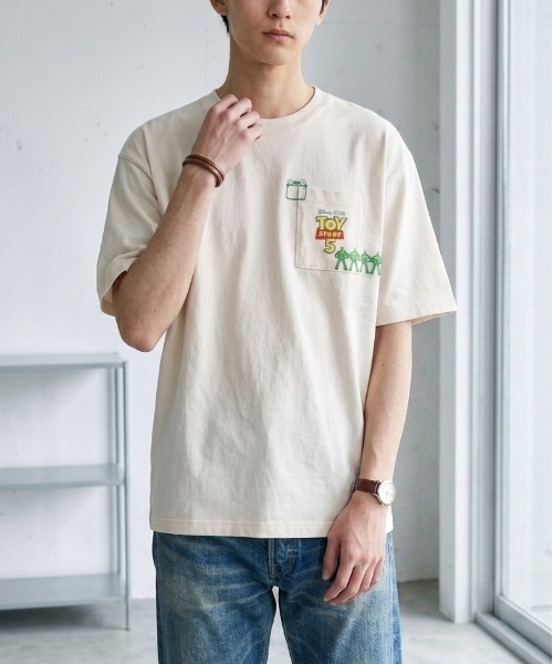 Disney(ディズニー)の「【DISNEY/ディズニー】TOYSTORY/トイ・ストーリー5 リトル・グリーン・メン 半袖ポケット付きTシャツ / 2026年Movie Tee(ユニセックス)(Tシャツ/カットソー・メンズ・スミクロ/アイボリー・LL/L/M)」の7枚目の写真
