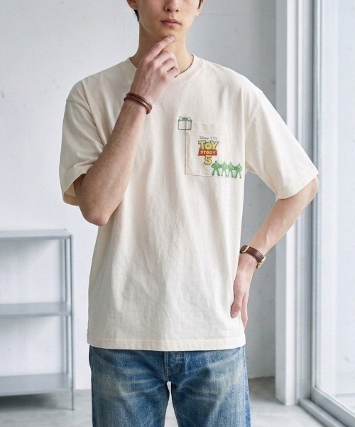 Disney(ディズニー)の「【DISNEY/ディズニー】TOYSTORY/トイ・ストーリー5 リトル・グリーン・メン 半袖ポケット付きTシャツ / 2026年Movie Tee(ユニセックス)(Tシャツ/カットソー・メンズ・スミクロ/アイボリー・LL/L/M)」の8枚目の写真