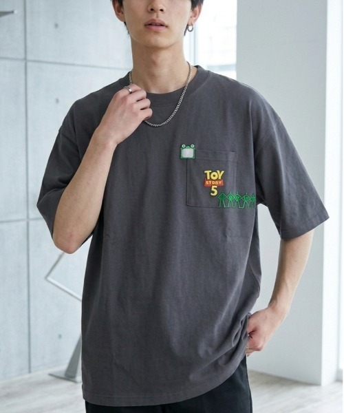 Disney(ディズニー)の「【DISNEY/ディズニー】TOYSTORY/トイ・ストーリー5 リトル・グリーン・メン 半袖ポケット付きTシャツ / 2026年Movie Tee(ユニセックス)(Tシャツ/カットソー・メンズ・スミクロ/アイボリー・LL/L/M)」の15枚目の写真