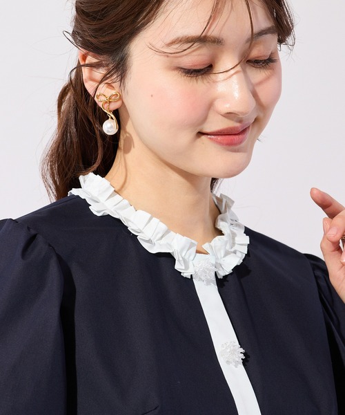 Rose Tiara(ローズティアラ)の「異素材切替ペプラムブラウス(シャツ/ブラウス・レディース・オフホワイト/ネイビー・38/42/46)」の2枚目の写真