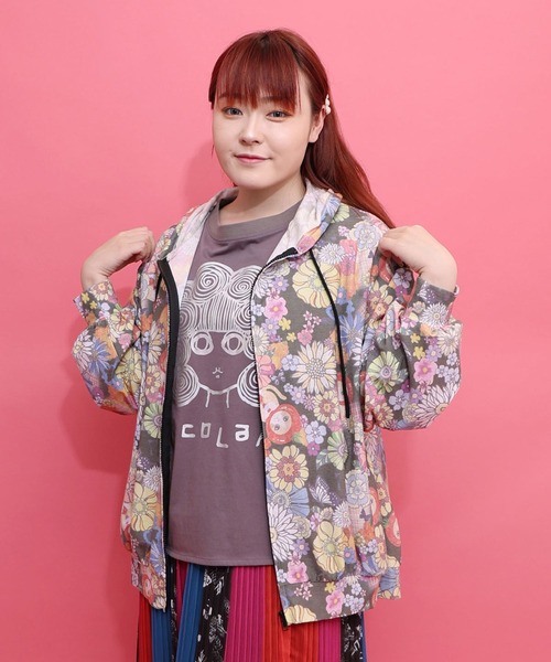 ScoLar(スカラー)の「ScoLar(スカラー) トマトにゃんこ×花柄 接触冷感パーカー(パーカー・レディース・ブラック/オフホワイト・MEDIUM)」の2枚目の写真