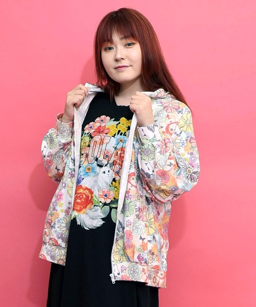 ScoLar(スカラー)の「ScoLar(スカラー) トマトにゃんこ×花柄 接触冷感パーカー(パーカー・レディース・ブラック/オフホワイト・MEDIUM)」の4枚目の写真