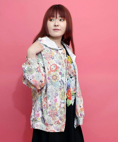ScoLar(スカラー)の「ScoLar(スカラー) トマトにゃんこ×花柄 接触冷感パーカー(パーカー・レディース・ブラック/オフホワイト・MEDIUM)」の5枚目の写真