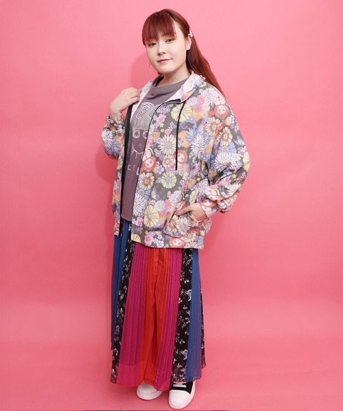 ScoLar(スカラー)の「ScoLar(スカラー) トマトにゃんこ×花柄 接触冷感パーカー(パーカー・レディース・ブラック/オフホワイト・MEDIUM)」の16枚目の写真