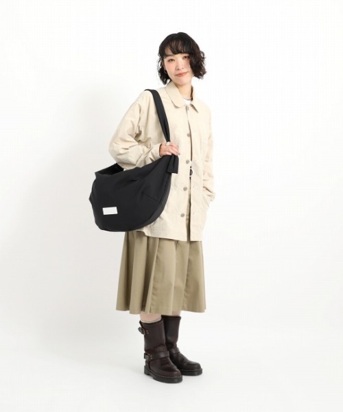 Manhattan Portage（マンハッタンポーテージ）の「Montrose Shoulder Bag Padded Polyester Poplin（ショルダーバッグ・レディース・ブラック・MEDIUM）」の2枚目の写真
