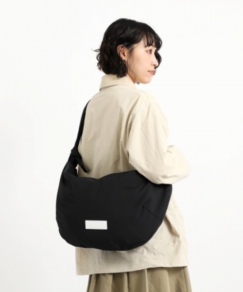 Manhattan Portage（マンハッタンポーテージ）の「Montrose Shoulder Bag Padded Polyester Poplin（ショルダーバッグ・レディース・ブラック・MEDIUM）」の15枚目の写真
