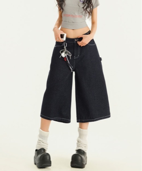 &soiree(アンドソワレ)の「サイドベルトデザインステッチハーフデニムパンツ(デニムパンツ・レディース・ブラック・X-LARGE/X-SMALL/SMALL/MEDIUM/LARGE)」の1枚目の写真