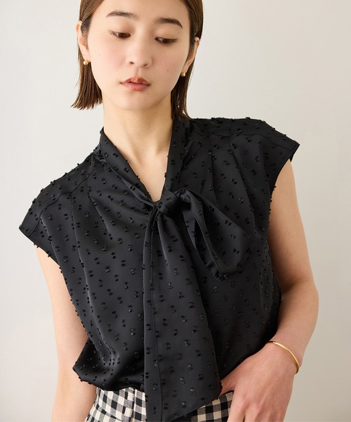 ROPE'（ロペ）の「ドビーサテン2WAYボウタイブラウス/イージーケア（シャツ/ブラウス・レディース・ダークブラウン/オフホワイト/ブラック・FREE）」の3枚目の写真
