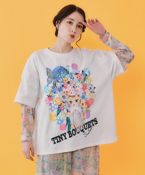 ScoLar(スカラー)の「162675:レースリボン付き 花ネコ柄Tシャツ(Tシャツ/カットソー・レディース・パープル/ブラック/オフホワイト・M)」の1枚目の写真