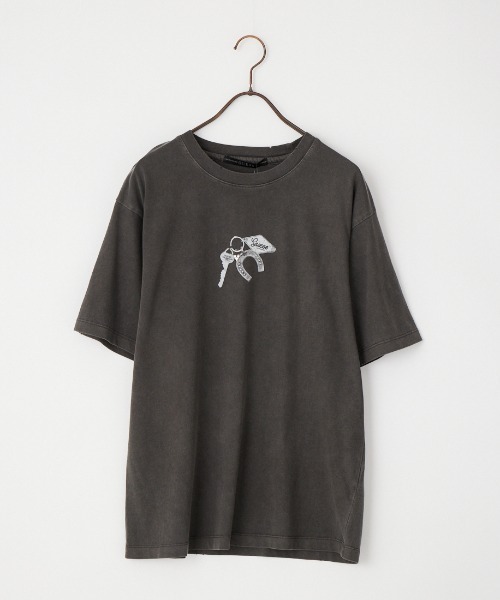 Guess（ゲス）の「【WEB限定】[GUESS/ゲス] UNI ショートスリーブプリントＴシャツ（Tシャツ/カットソー・レディース・チャコール・M/L）」の8枚目の写真