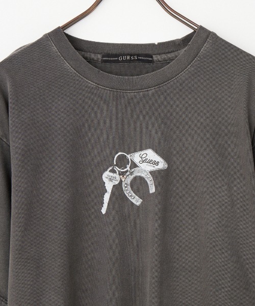 Guess（ゲス）の「【WEB限定】[GUESS/ゲス] UNI ショートスリーブプリントＴシャツ（Tシャツ/カットソー・レディース・チャコール・M/L）」の6枚目の写真