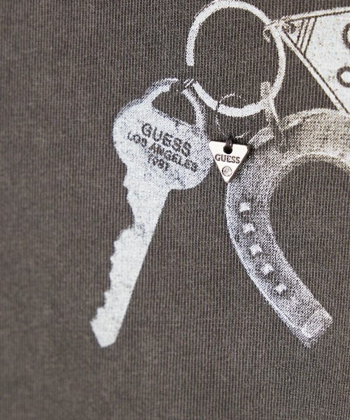 Guess（ゲス）の「【WEB限定】[GUESS/ゲス] UNI ショートスリーブプリントＴシャツ（Tシャツ/カットソー・レディース・チャコール・M/L）」の2枚目の写真