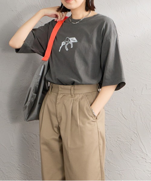 Guess（ゲス）の「【WEB限定】[GUESS/ゲス] UNI ショートスリーブプリントＴシャツ（Tシャツ/カットソー・レディース・チャコール・M/L）」の20枚目の写真
