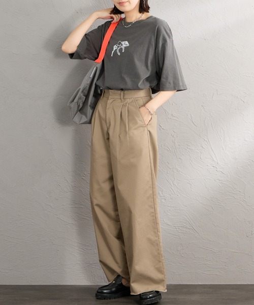 Guess（ゲス）の「【WEB限定】[GUESS/ゲス] UNI ショートスリーブプリントＴシャツ（Tシャツ/カットソー・レディース・チャコール・M/L）」の18枚目の写真