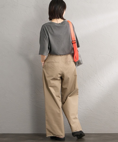 Guess（ゲス）の「【WEB限定】[GUESS/ゲス] UNI ショートスリーブプリントＴシャツ（Tシャツ/カットソー・レディース・チャコール・M/L）」の17枚目の写真