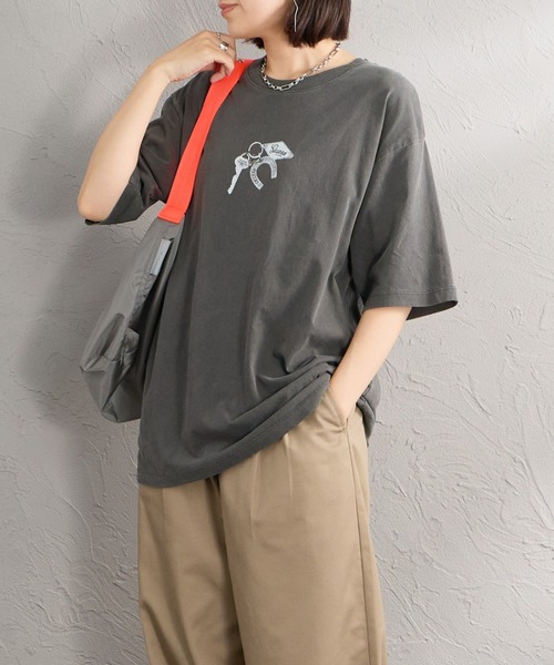 Guess（ゲス）の「【WEB限定】[GUESS/ゲス] UNI ショートスリーブプリントＴシャツ（Tシャツ/カットソー・レディース・チャコール・M/L）」の16枚目の写真