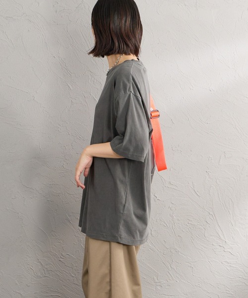 Guess（ゲス）の「【WEB限定】[GUESS/ゲス] UNI ショートスリーブプリントＴシャツ（Tシャツ/カットソー・レディース・チャコール・M/L）」の15枚目の写真
