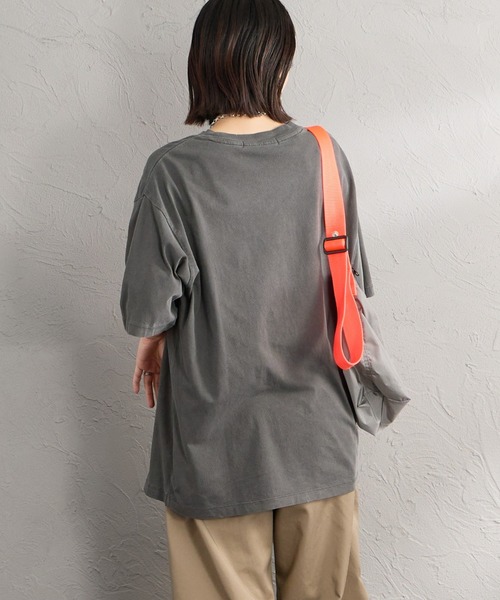 Guess（ゲス）の「【WEB限定】[GUESS/ゲス] UNI ショートスリーブプリントＴシャツ（Tシャツ/カットソー・レディース・チャコール・M/L）」の14枚目の写真