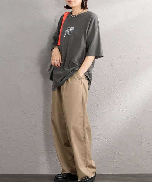 Guess（ゲス）の「【WEB限定】[GUESS/ゲス] UNI ショートスリーブプリントＴシャツ（Tシャツ/カットソー・レディース・チャコール・M/L）」の13枚目の写真