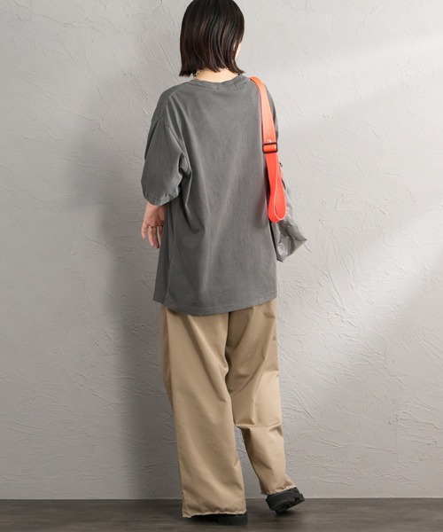 Guess（ゲス）の「【WEB限定】[GUESS/ゲス] UNI ショートスリーブプリントＴシャツ（Tシャツ/カットソー・レディース・チャコール・M/L）」の11枚目の写真