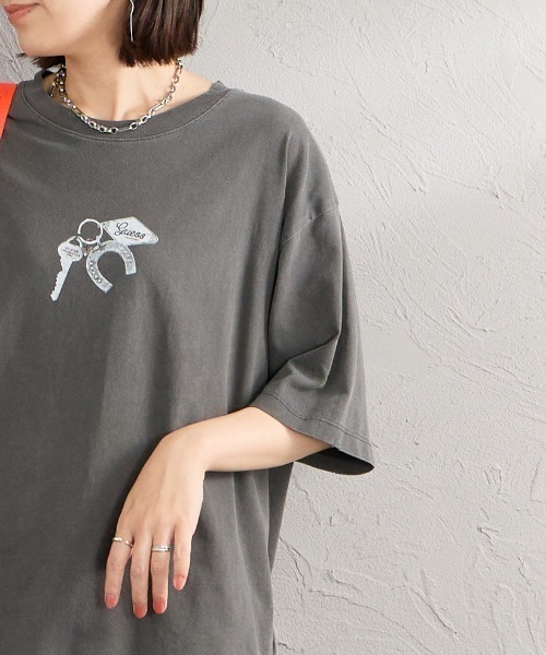 Guess（ゲス）の「【WEB限定】[GUESS/ゲス] UNI ショートスリーブプリントＴシャツ（Tシャツ/カットソー・レディース・チャコール・M/L）」の10枚目の写真